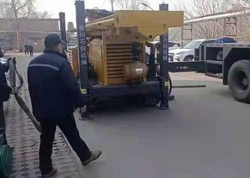 جهاز الحفر الهوائي المثبت على الزاحف المطاطي بعمق 180 مترًا